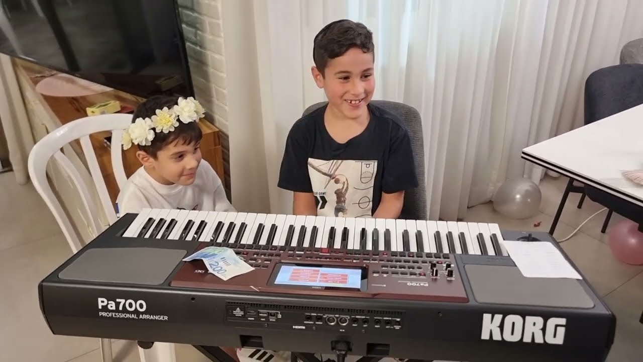 מיאל כהן מנגן על האורגן חפלה מזרחית 8/2025