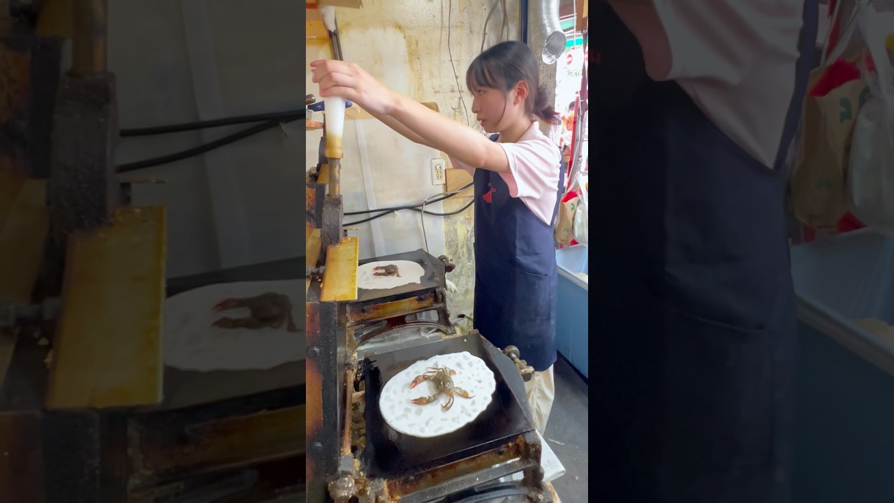孫娘が作るカニせんべい 🦀 Beautiful Crab Rice Cracker Master