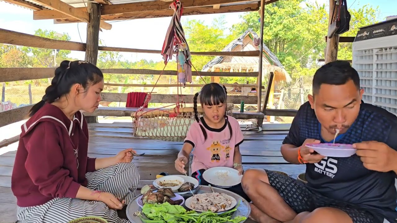 ตำข้าวปุ้นใส่ปลาหมืกแช่บๆกินอยู่เถียงนาน้อย