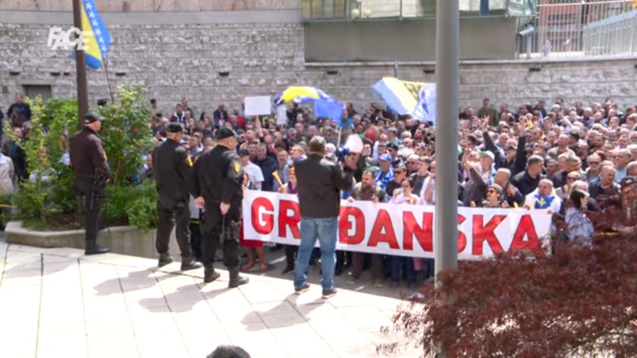 Seka, Lendo, Novalić, Zildžić na protestima pred parlamentom!Fizički napadnuti političari i novinari