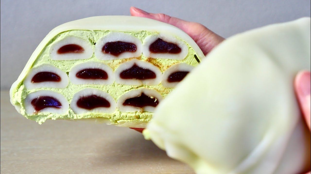 Giant Mochi Ice Cream Daifuku filled with small fresh Daifuku 巨大生大福アイス（小さい大福充満）