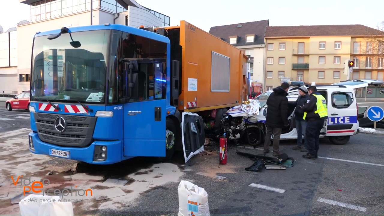 Accident véhicule de police contre un camion-poubelle