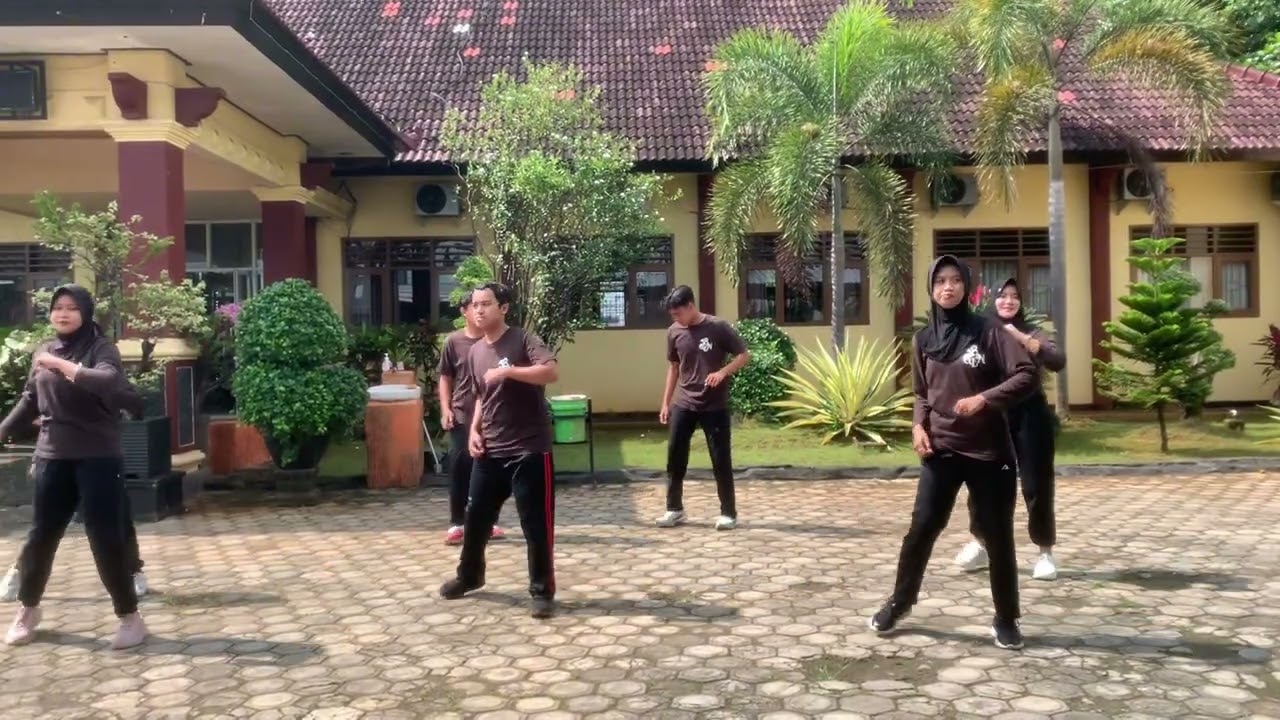 UJIAN PRAKTIK PJOK 2026 SMAN 4 TUBAN SENAM IRAMA “LOW IMPACT” KELOMPOK 1  KELAS XII-C