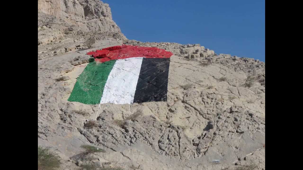 أهالي منطقة الجير يرسمون علم الامارات على جبل الجير