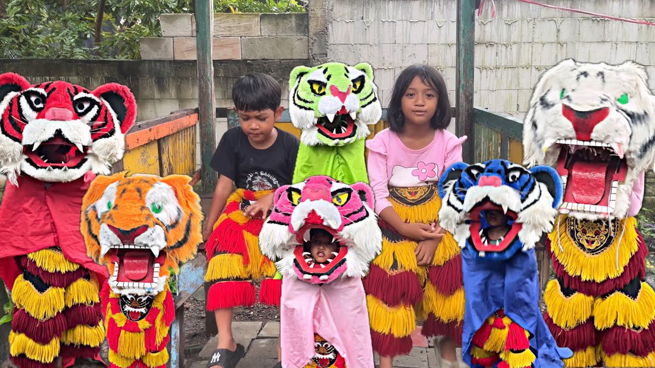 HUJAN HUJAN PEMBARONG COWOK CEWEK INI LANJUT BERMAIN BARONGAN MACAN WARNA WARNI 