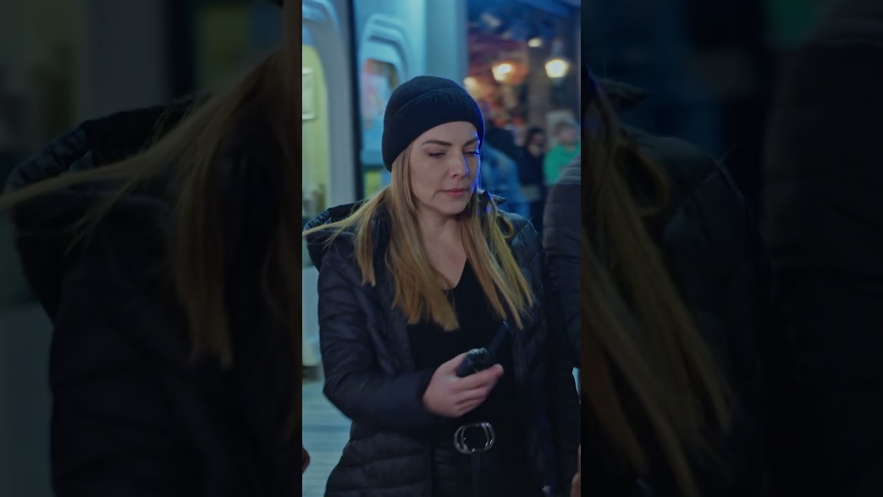 Seval, kızın bacaklarını &ccedil;eken sapığa daldı! #ArkaSokaklar #Shorts