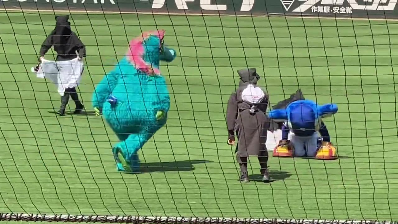 2024年9月7日　スラィリーとドアラの追いかけっこ　マツダスタジアム