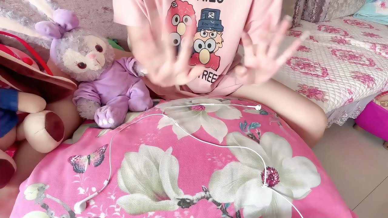 ASMR. Long nails scratch to help sleep.