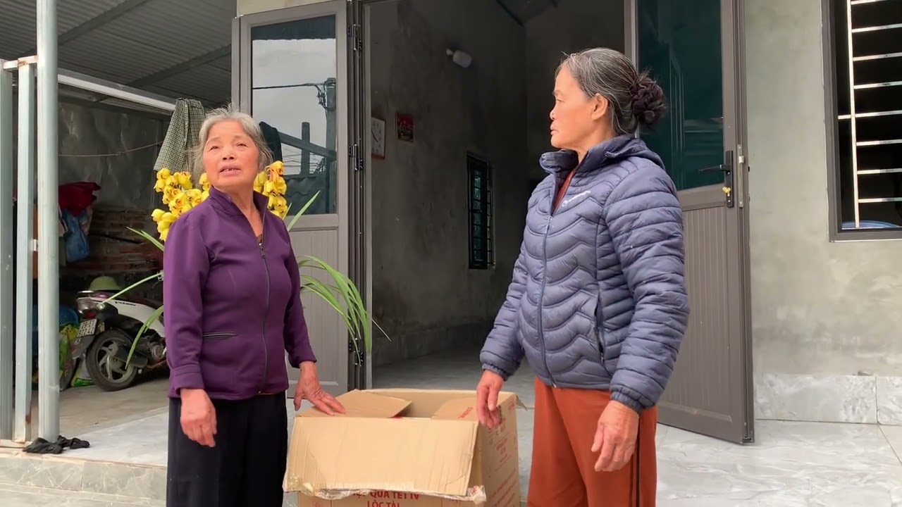 Bà quyển vớ bở mua sắm giấy nhiều thứ chuẩn bị Tết 
