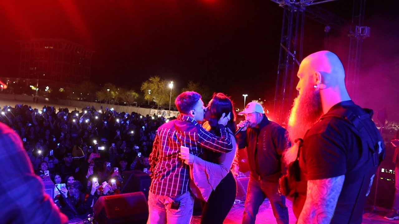 @EslabonArmado En vivo pedro tovar kisses a girl (Dos Moritas new song with @Junior H )4-22-22 LV