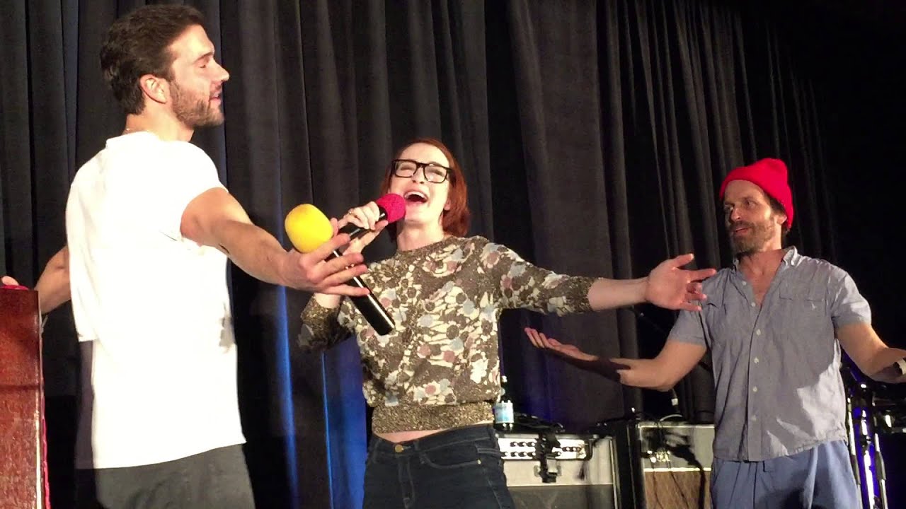 Felicia Day, Rob Benedict and Gil McKinney sing 
