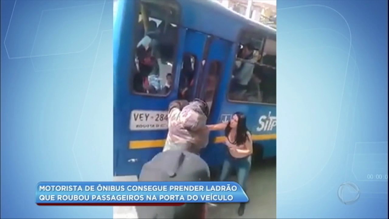Motorista consegue prender assaltante na porta do ônibus