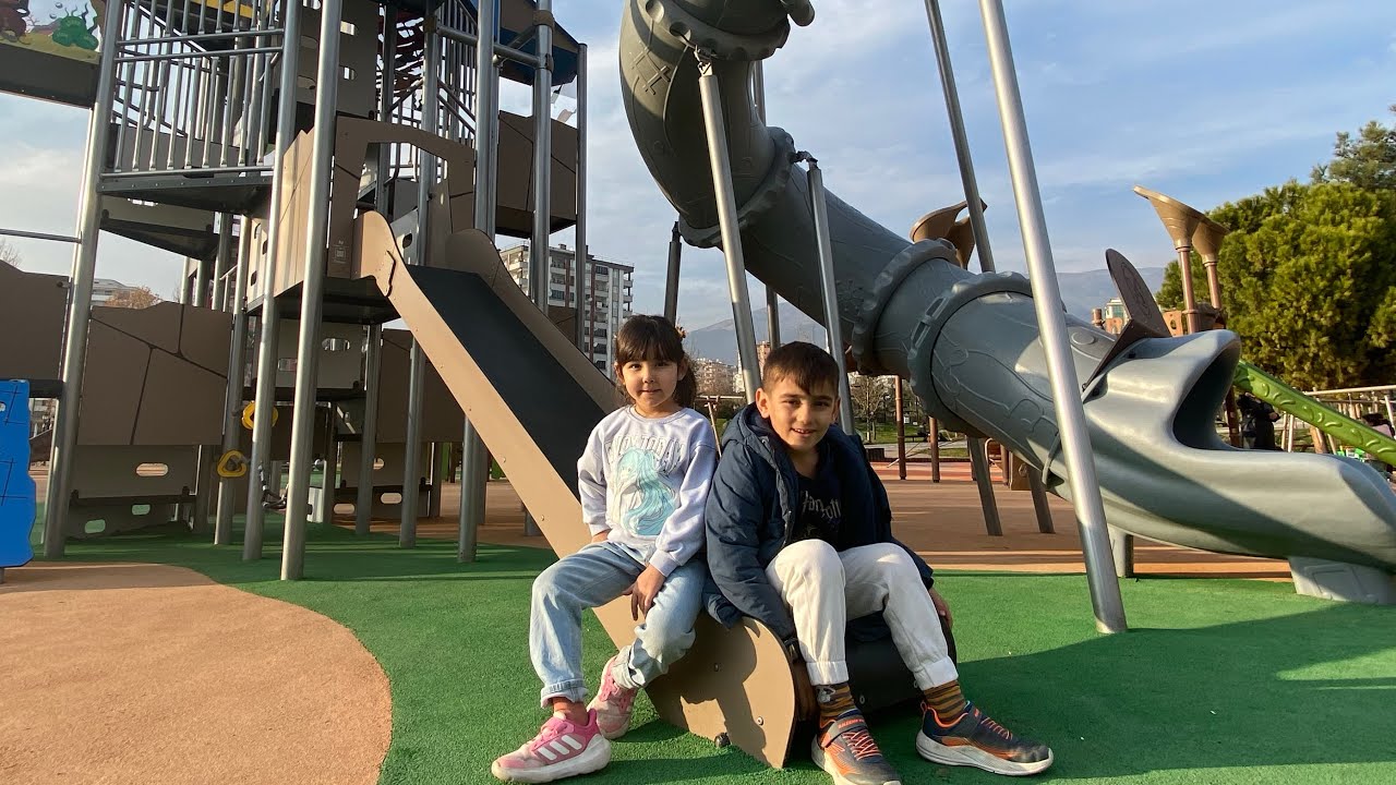 Park Videoları- Aybüke ve Eren Babası ile Parkta Oyun Oynuyorlar - Kaydırak videoları - salıncak 