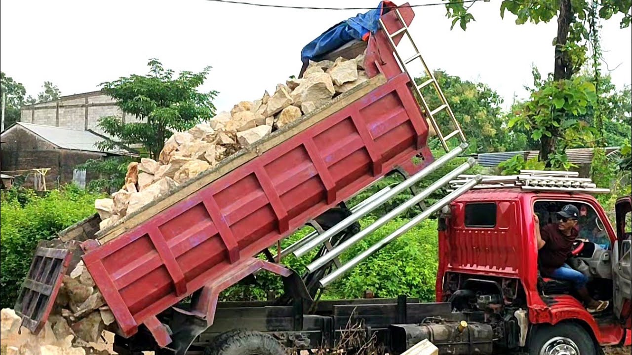 Mobil Dump Truk Pasir Jomplang Muatan Batu Gunung Putih Tinggi Menggunung