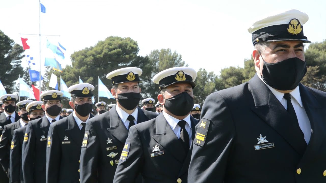 Entrega de espadas y jura de la bandera en Puerto Belgrano