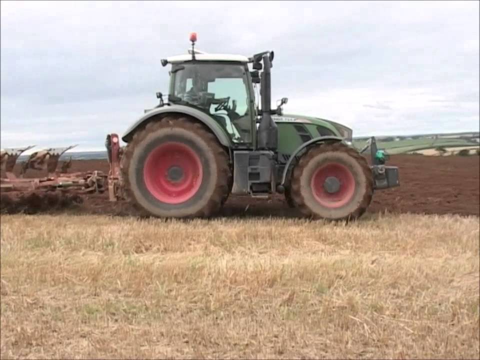 Fendt 724 ploughing