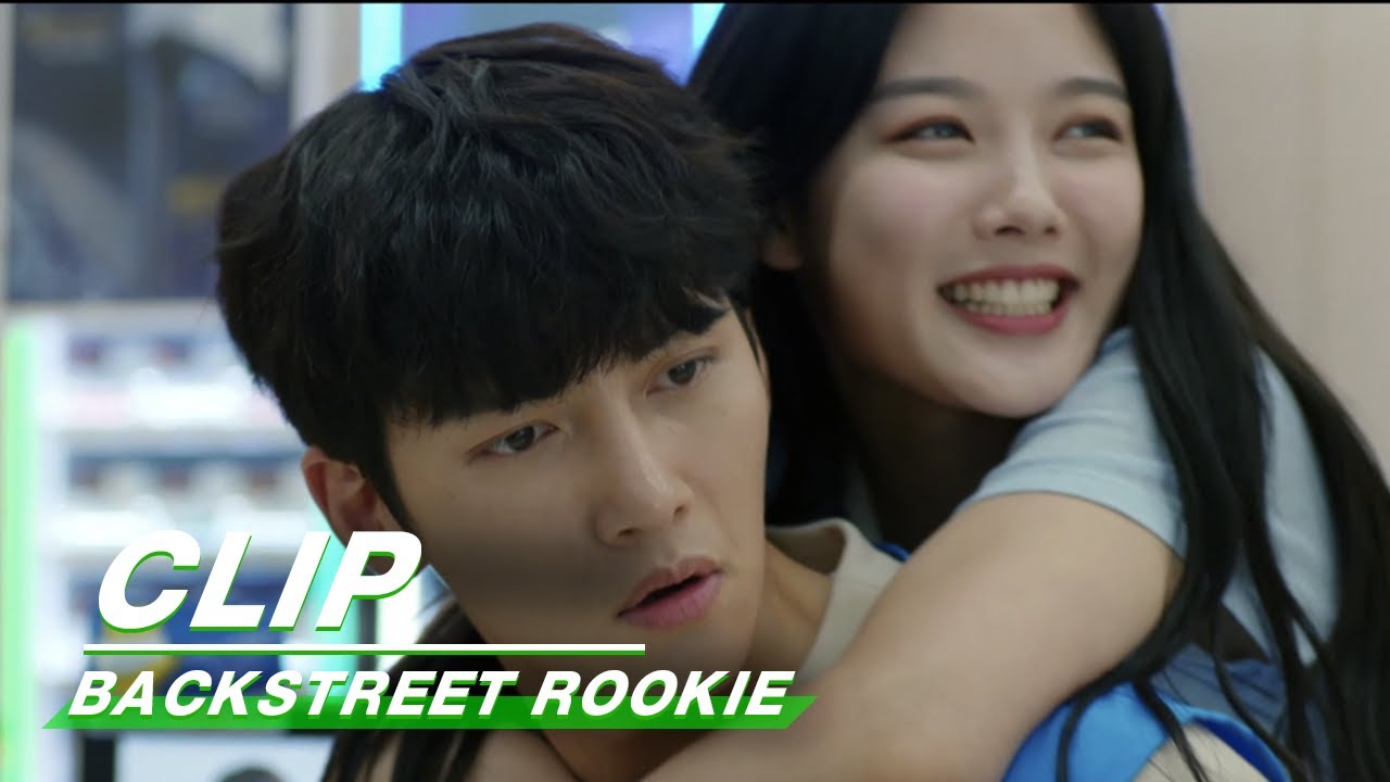 Clip: Saet Byul celebrates with Jeom Jang for winning best employee |Backstreet Rookie 便利店新星| iQIYI