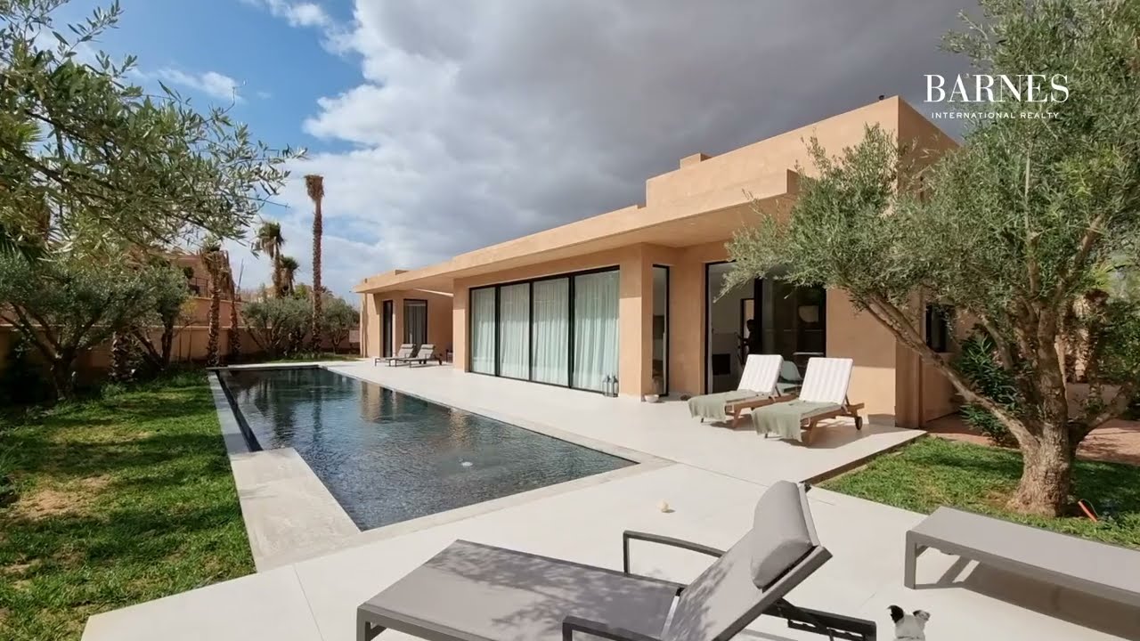 Maison contemporaine de plain-pied derrière Amelkis