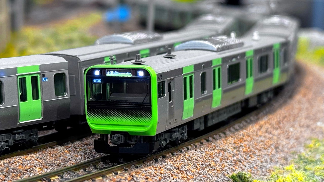 KATO N-масштаб Yamanote Line E235: Распаковка полного состава из 11 вагонов и DIY станция! 🚄🇷🇺