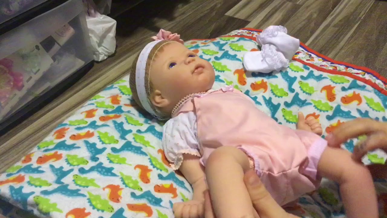 Box opening of Ashton-Drake’s Linda Murray partial silicone doll Ava
