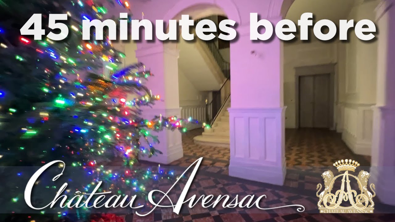 The castle gets dressed for a Christmas gathering. Furniture, trimmings, and lights... Magic !