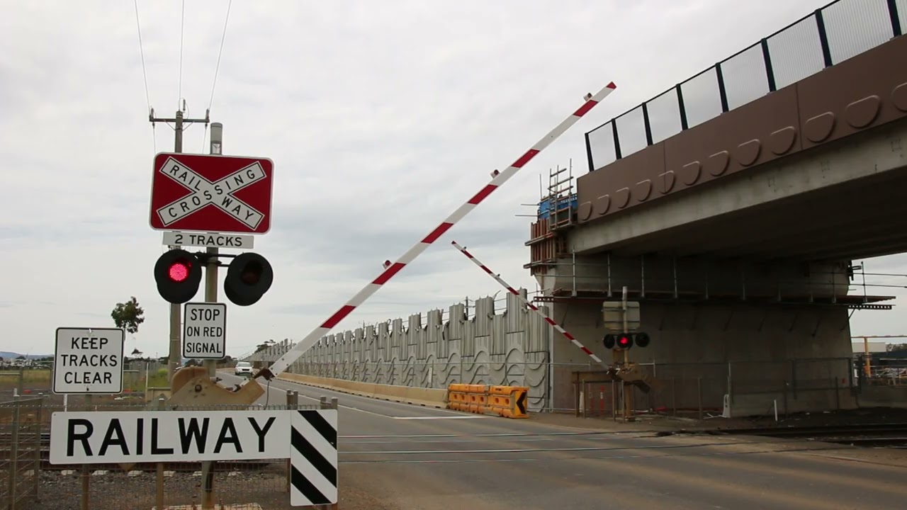 Ferris Rd, Cobblebank | LXRA Level Crossing