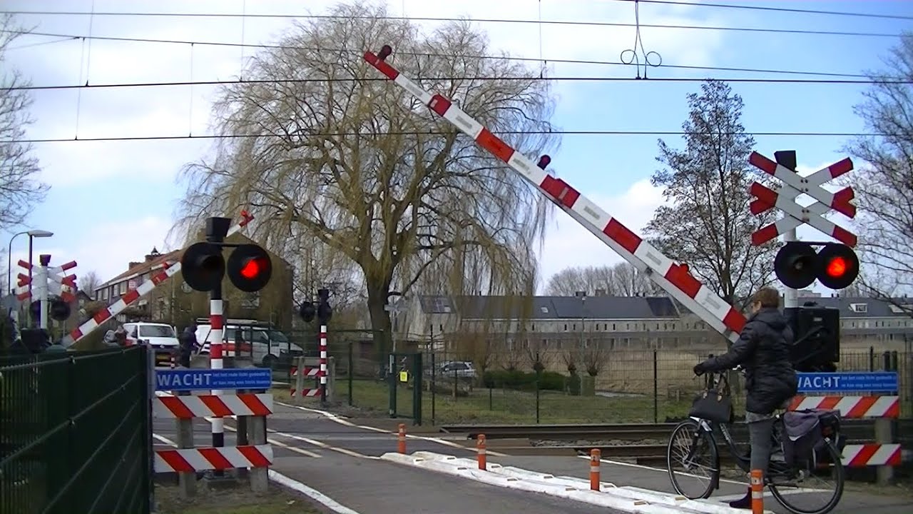 Spoorwegovergang Dordrecht Zuid // Dutch railroad crossing