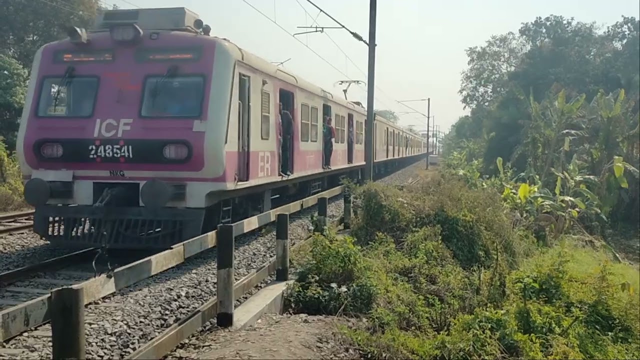শিয়ালদা কাটোয়া লোকাল ও কাটোয়া ব্যান্ডেল লোকাল বলাগড় রেলগেটে ক্রসিং হচ্ছে