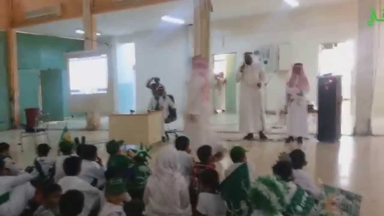 الأستاذ محمد كداف ينشد للوطن في حفل مدرسة العشة بمناسبة اليوم الوطني 84