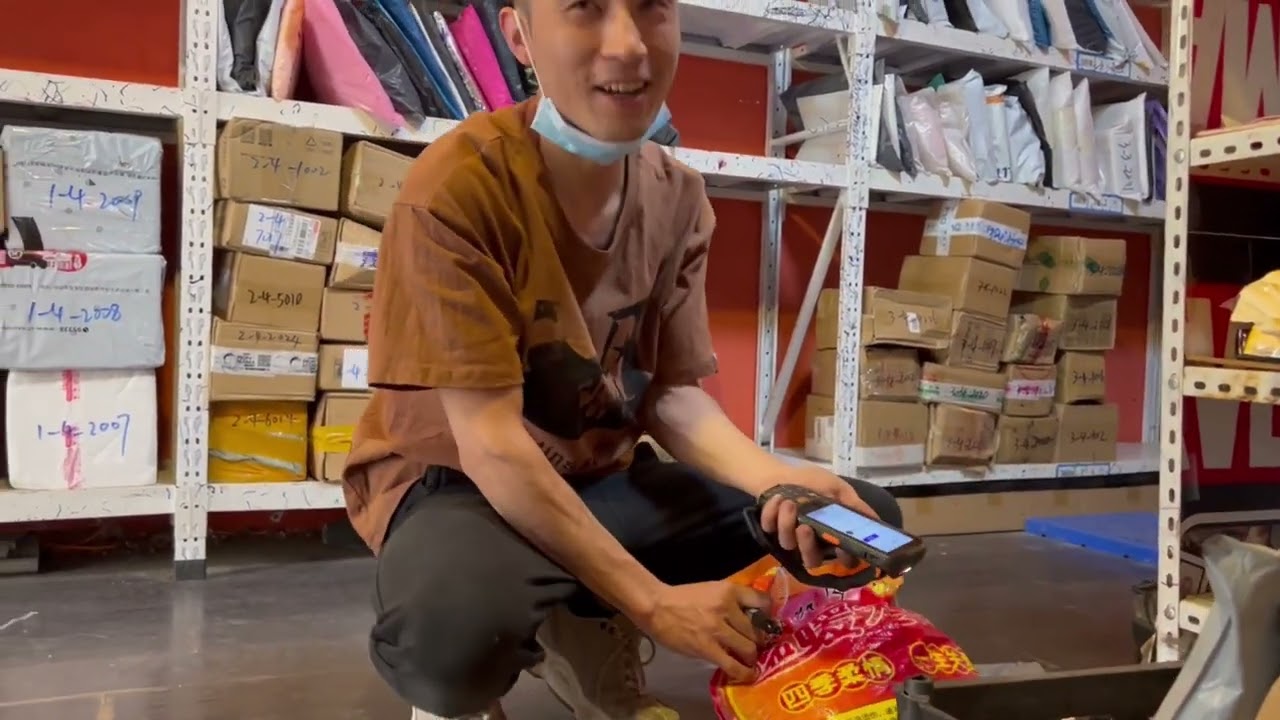 Day in the Life of a Chinese Courier Boy快递小哥的一天