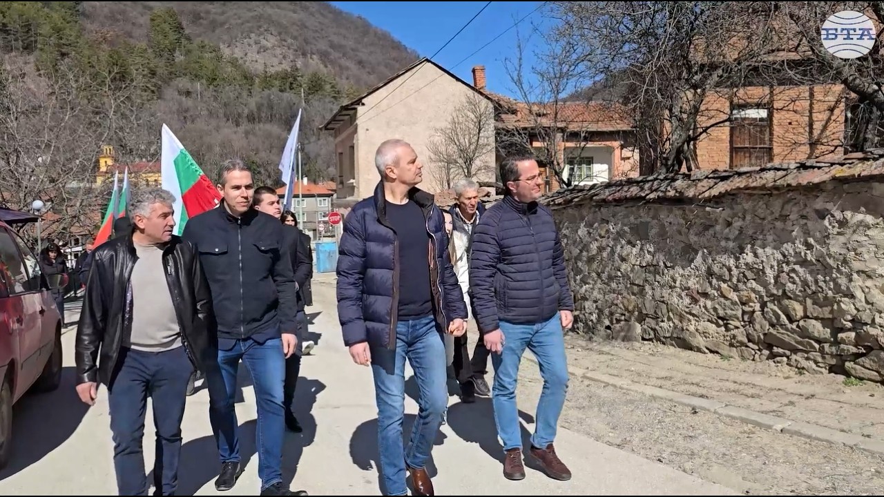 Лидерът на „Възраждане“ оглави поход в памет на жертвите от атентата на гара Буново