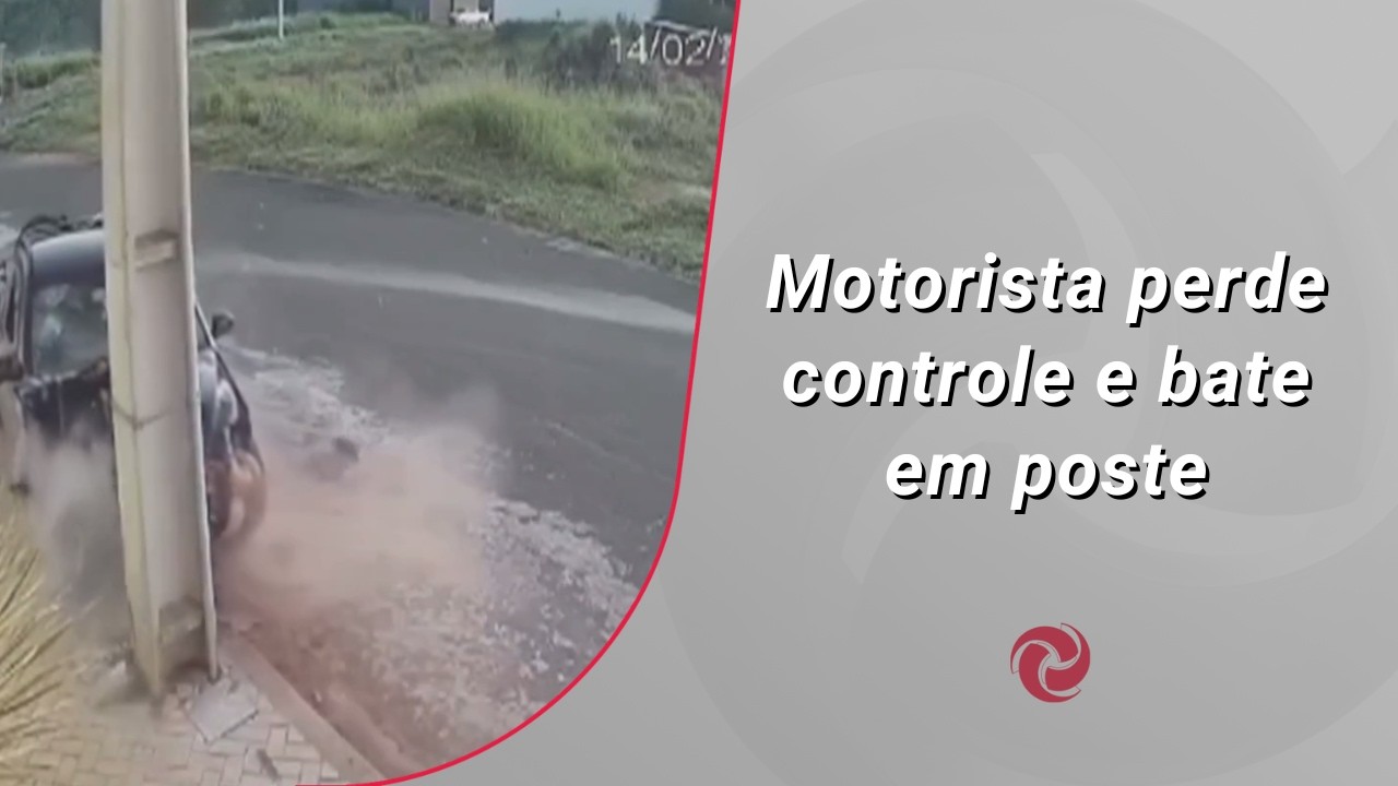 Motorista perde controle e bate em poste
