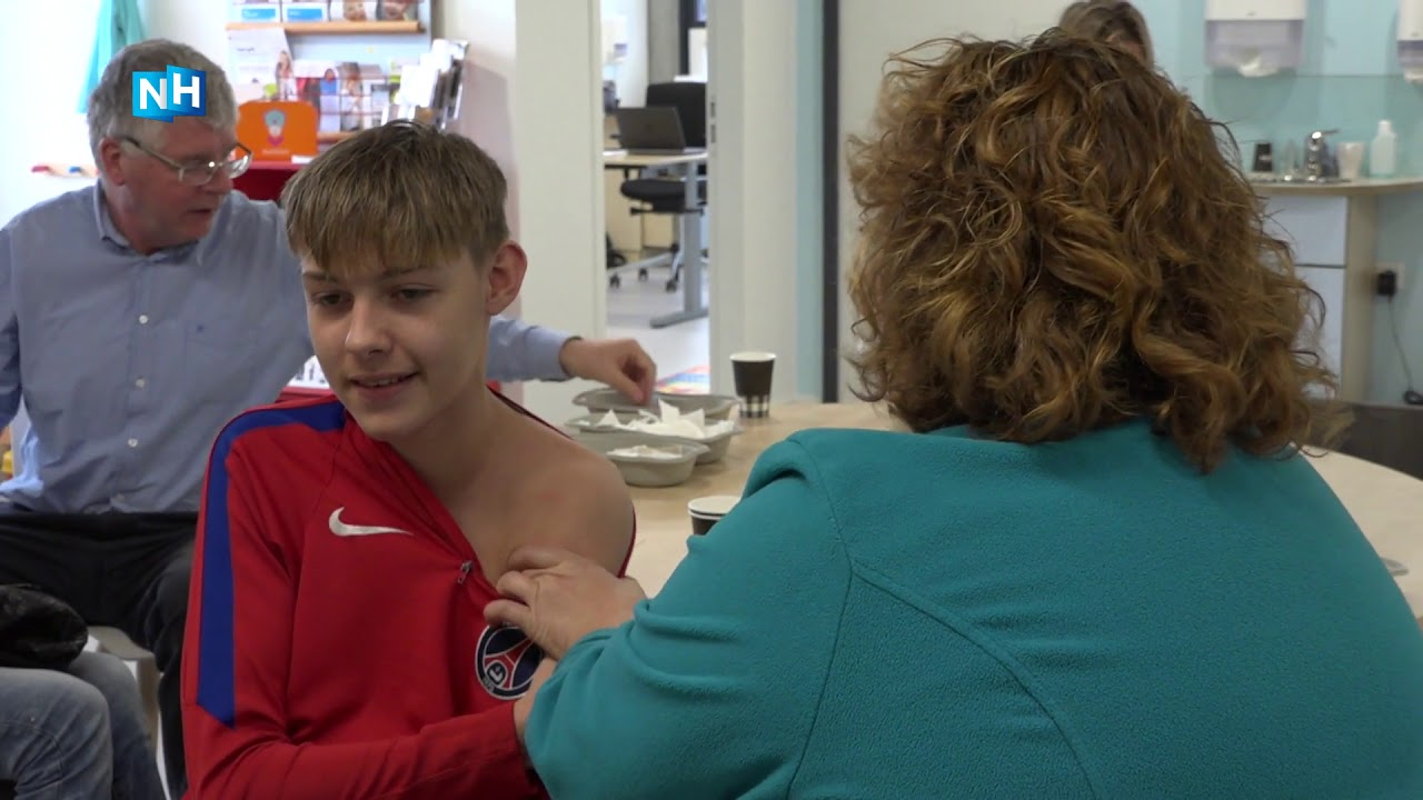Drukte bij vaccinatie tegen meningokokken: ''Blij dat mijn kind nu al aan de beurt is''
