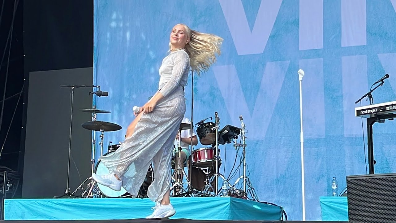 VIIVI - Mitä näil korteil saa? live Suomipop Festivaali 2023 Jyväskylä