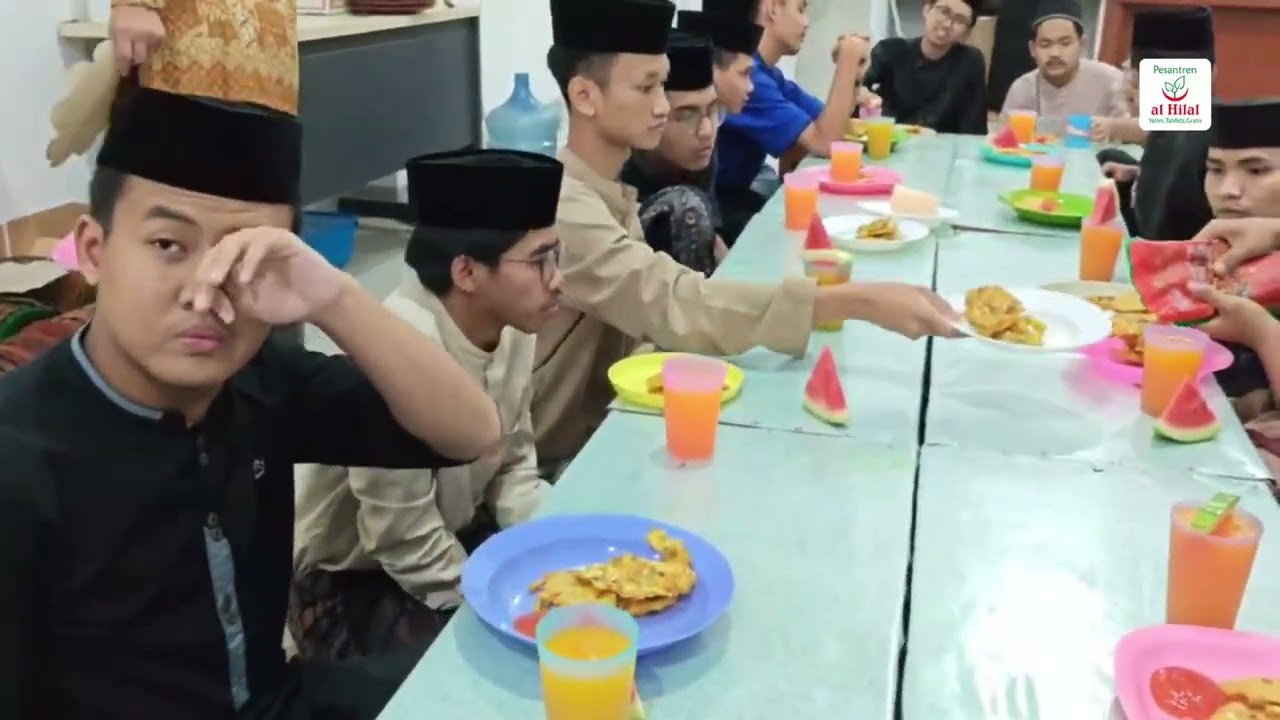 MOMEN HANGATNYA BUKA BERSAMA SANTRI PESANTREN AL HILAL 2 CIBIRU