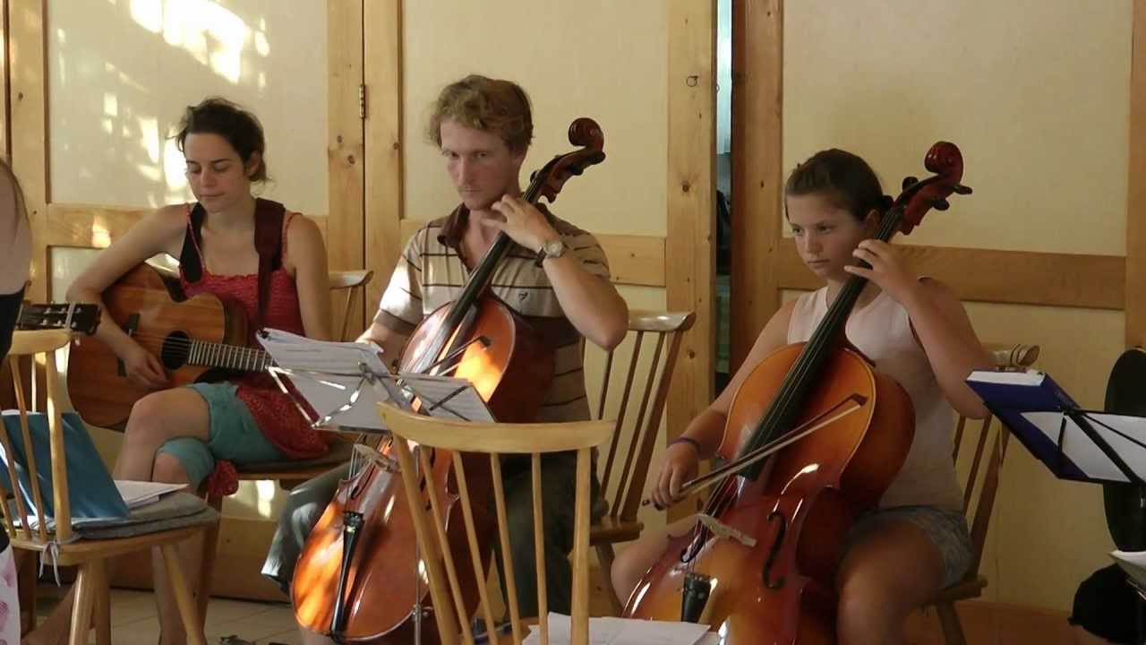 Gitáros tábor 2012 - Gyakorlás - Kenyered és borod táplál - több szólam - hangszerekkel