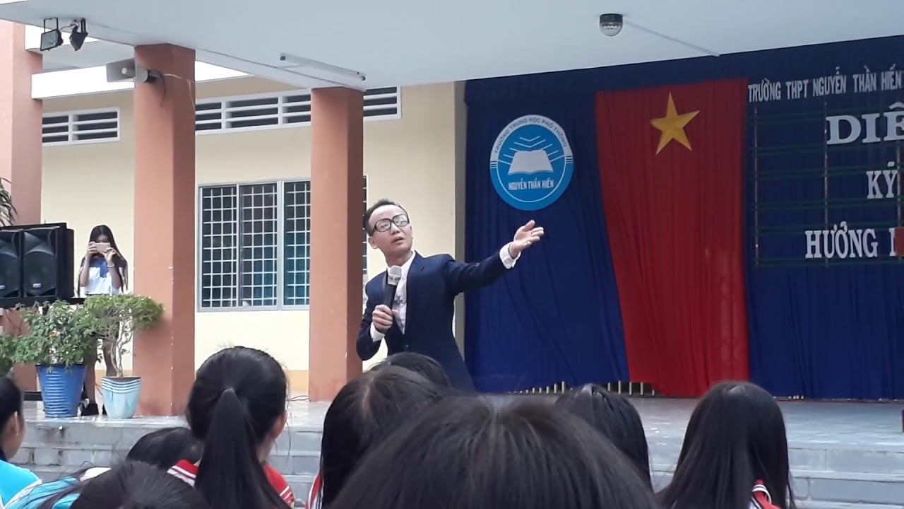 Diễn giả Huỳnh Anh B&igrave;nh g&acirc;y sốt học sinh cấp 3