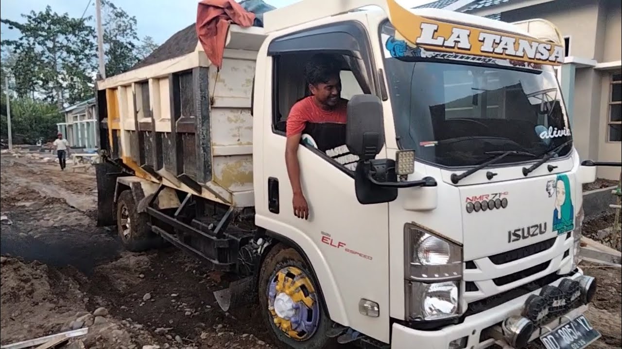 Driver Muda Beraksi//Dump Truk Isuzu Nmr71 Bongkar Muatan Pasir Super