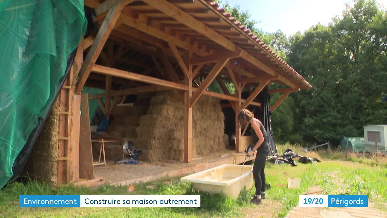 Un couple bâtît sa propre maison en paille à Rouffignac-Saint-Cernin-de-Reilhac