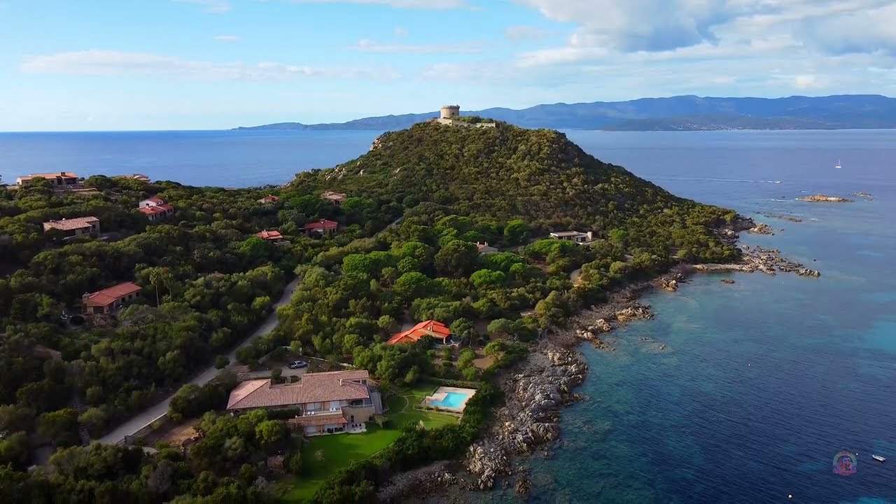 Panorama sur la baie de Campomoro en Corse vers Propriano dans le golfe du Valinco en drone