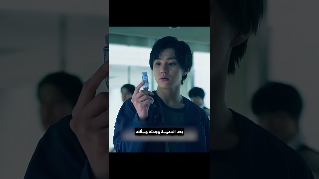 تضع قطره عين وبسببها تجذب الانتباها لها 