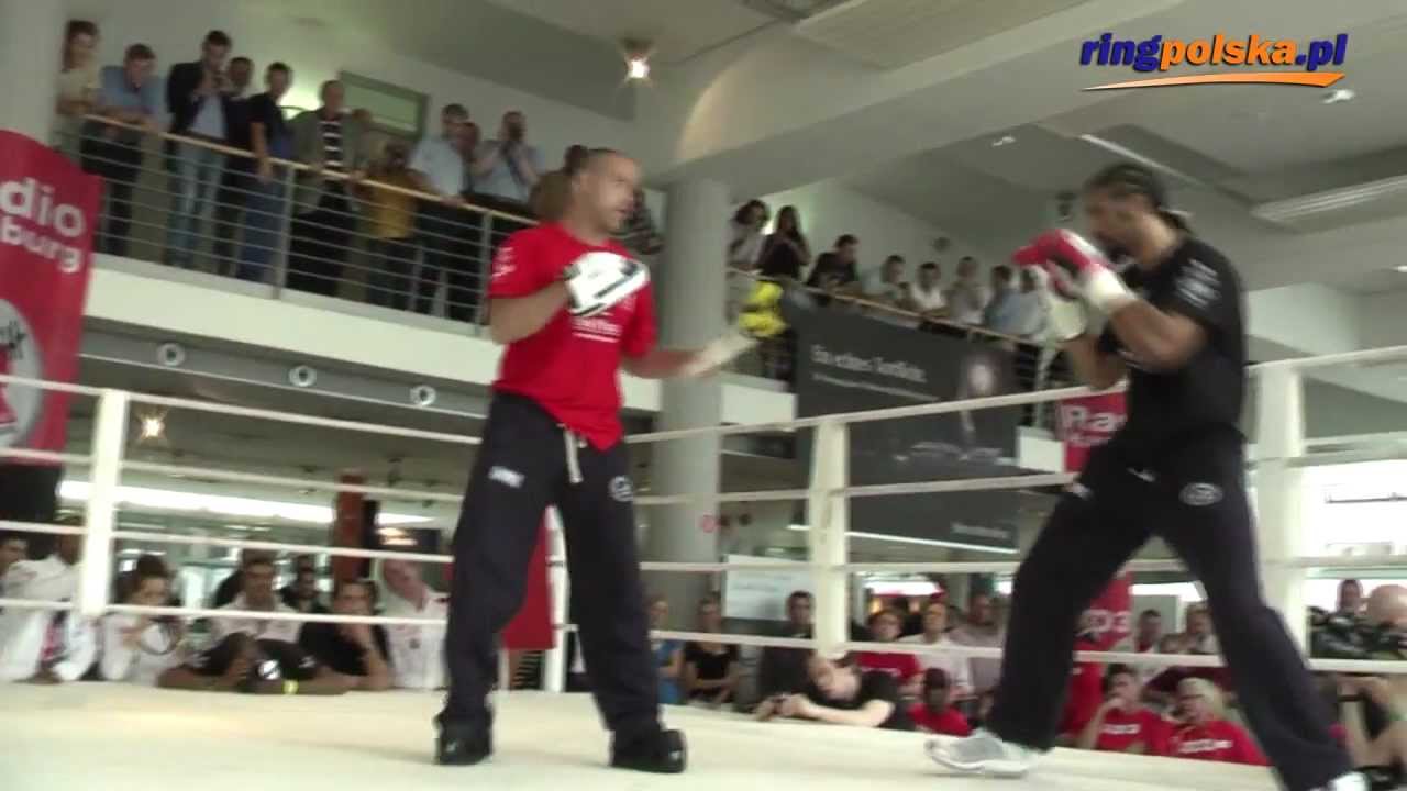 Adam Booth parodies Wladimir Klitschko at David Haye Open Workout &ndash; kopia