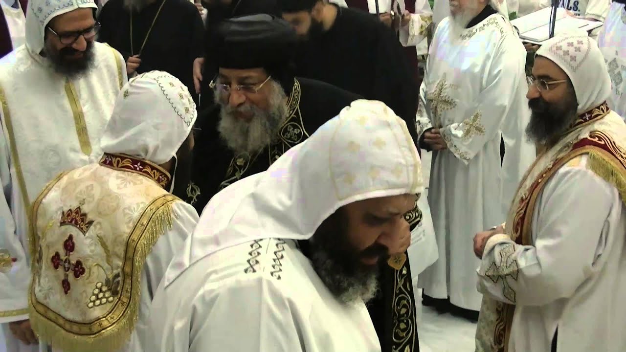 استقبال الشعب والكهنة والخورس للبابا تواضروس الثاني تدشين كنيسة القديس البابا كيرلس