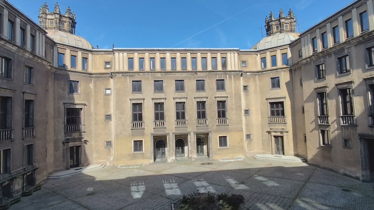 Budynki administracji kombinatu Huty im Lenina w mrocznej odsłonie