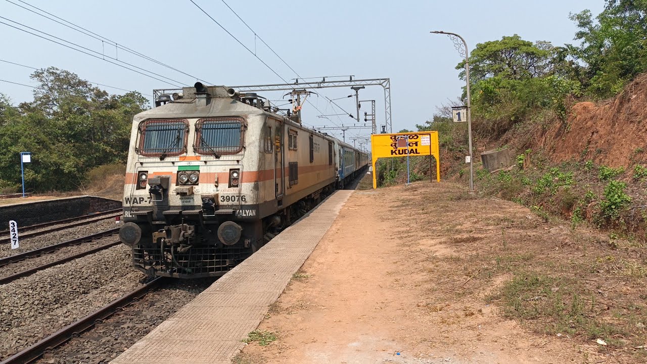 22119 Madgaon Tejas Express 🔥 Entering Kudal Railway Station. With clear announcement 🔊