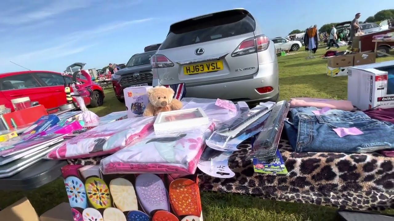 Hot day and busy car boot sale . 🚗🚗🚗