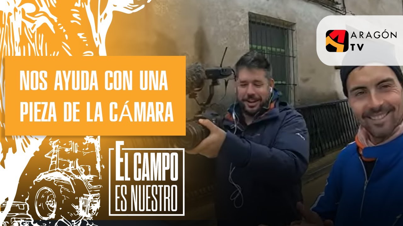 José Manuel nos ayuda con una pieza de la cámara