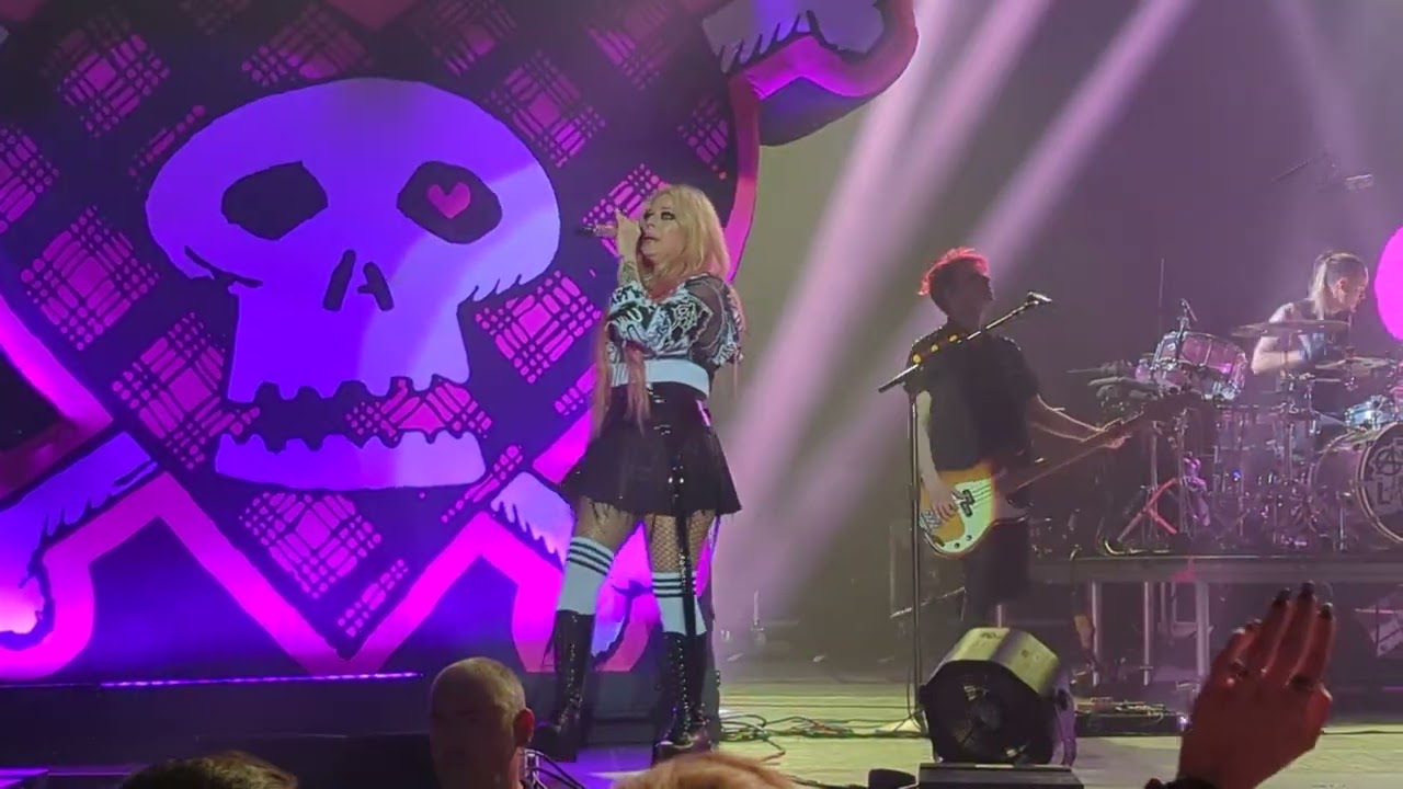 Avril Lavigne smile live in Nimes France 2024
