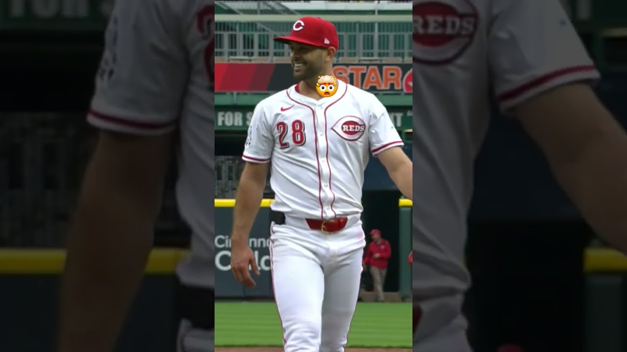 NO LOOK BEHIND THE BACK CATCH!? #mlbhighlights #cincinnatireds