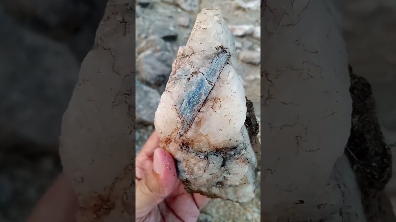 Cyanite, une pierre bleue  pour la lithomancie et la divination